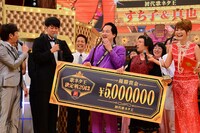 「歌ネタ王決定戦2013 presented by マルハン」優勝決定後の様子。(c)MBS