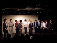 オープニングで呼び込まれたゲスト漫才師たち。