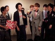 くじ引きを行うトータルテンボス。