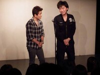 漫才を披露するスピードワゴン。