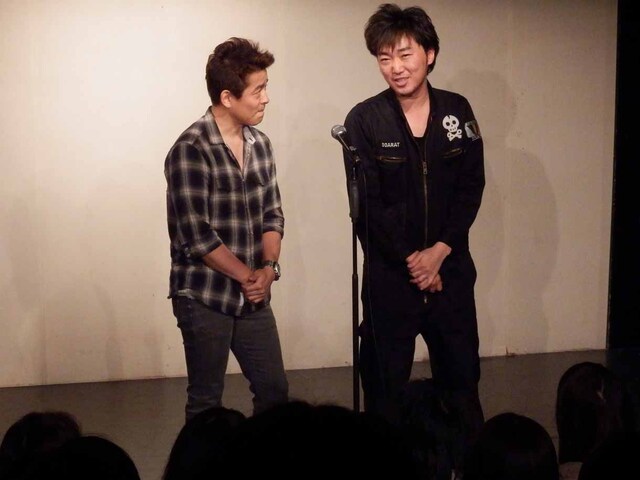 漫才を披露するスピードワゴン。