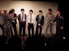 スピードワゴンによって立てこもり犯と刑事は同級生だったことに。