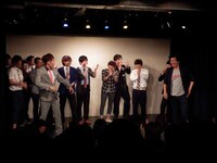 マンマミーヤが残していったボケをうまく繋いで拍手喝采を受けるトータルテンボス藤田（手前右）。