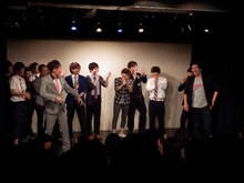 マンマミーヤが残していったボケをうまく繋いで拍手喝采を受けるトータルテンボス藤田（手前右）。