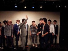 見事に序盤の「コンパスおじさん」で落としたトータルテンボス大村（手前左）