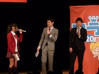 司会のタナからイケダと村上文香（NMB48）。(c)NTV