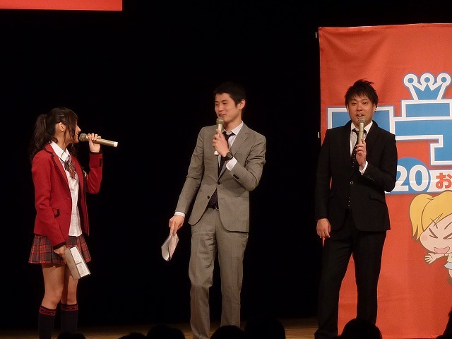 司会のタナからイケダと村上文香（NMB48）。(c)NTV