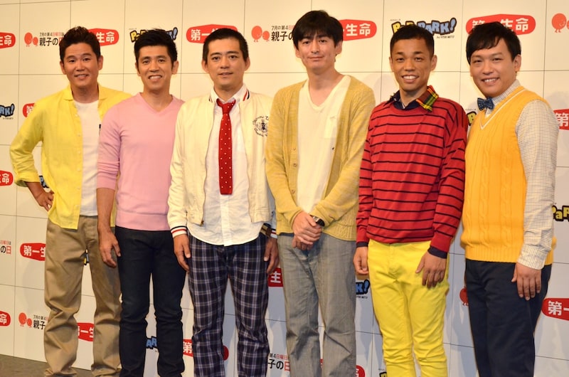 「親子で！家族で！スマイルキャンペーン」の記者発表会に登場した（左から）ガレッジセール、博多華丸・大吉、COWCOW。