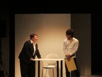 平田敦子演じる女編集長と、米原幸佑演じる若手編集者。