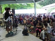 米原市ビワマス応援大使委嘱式の様子。(c)吉本興業