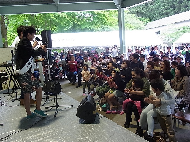 米原市ビワマス応援大使委嘱式の様子。(c)吉本興業