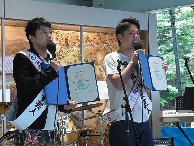 米原市ビワマス応援大使に就任したファミリーレストラン。(c)吉本興業