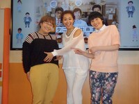 映画「体脂肪計タニタの社員食堂」の公開直前イベントに登場したハリセンボンと、優香（中央）。