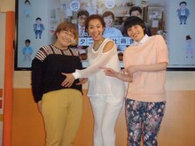 映画「体脂肪計タニタの社員食堂」の公開直前イベントに登場したハリセンボンと、優香（中央）。