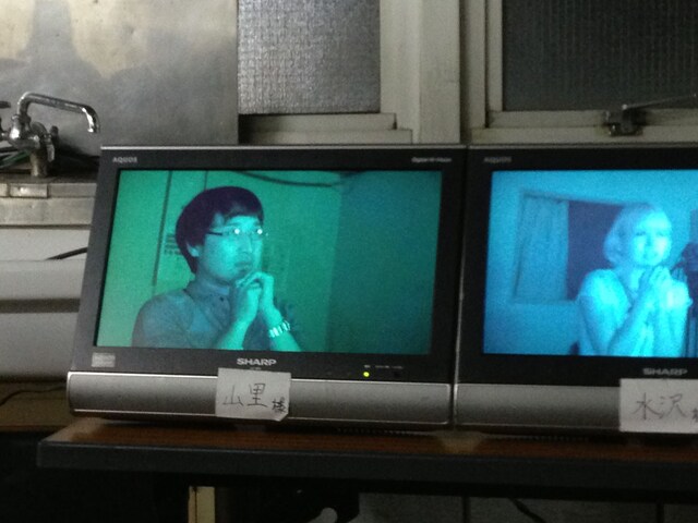 「クロユリ団地」鑑賞中の山里。