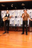 「もしかしてだけど」を熱唱するどぶろっく。