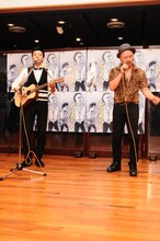 「もしかしてだけど」を熱唱するどぶろっく。