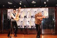 「もしかしてだけど」を歌い上げポーズを決めるどぶろっく。