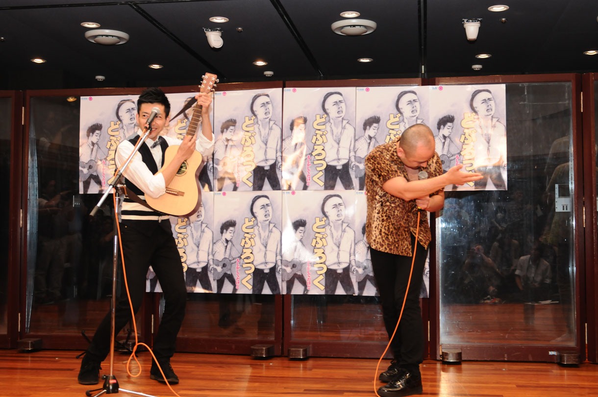 「もしかしてだけど」を歌い上げポーズを決めるどぶろっく。