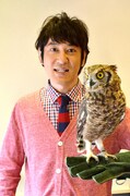 “鳥アニメ”ナレーターのココリコ田中、鳥と触れ合う