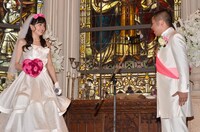 松井愛莉（左）に相対してプロポーズを実演するハライチ澤部（右）。