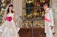 松井愛莉（左）に相対してプロポーズを実演するハライチ澤部（右）。