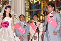 松井愛莉（左端）と、Wエンジン・チャンカワイ（右端）。