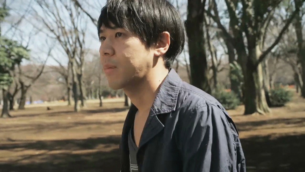 ゼクシィの新CM「プロポーズされたら、ゼクシィ編」に出演する、ロッチ・コカド。