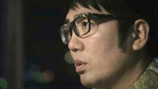 「ゼクシィ」12月号でインタビューに回答しているおぎやはぎ小木。写真はゼクシィのCM「プロポーズされたら、ゼクシィ編」より。