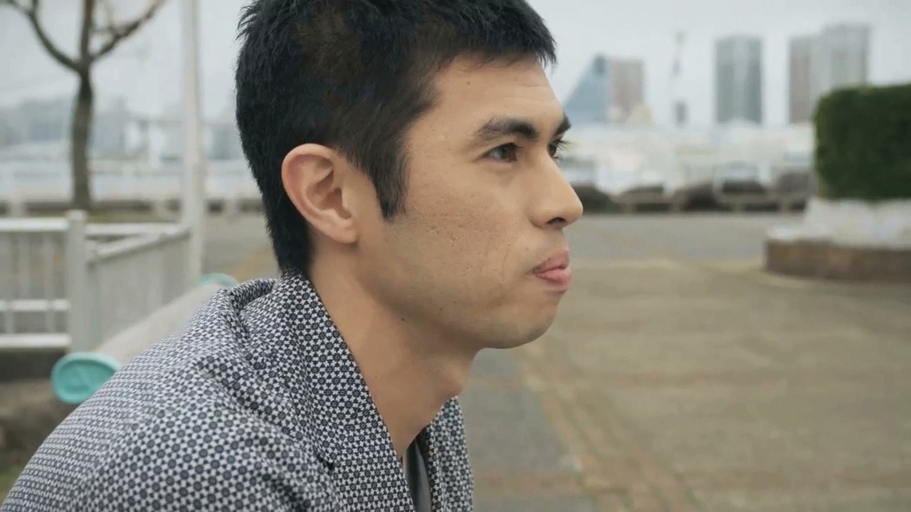 ゼクシィの新CM「プロポーズされたら、ゼクシィ編」に出演する、小島よしお。