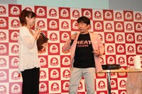 「MEET SOLDIER」Tシャツを着て登場したジモン。