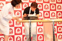 食べごろを見計らうジモン。