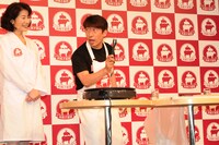 持参した輸入肉を焼くジモン。