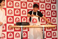 自ら焼いた肉に包丁を入れるジモン。