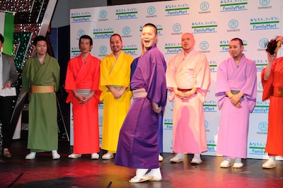 リーゼントのカツラを取り去ったバッドボーイズ佐田。