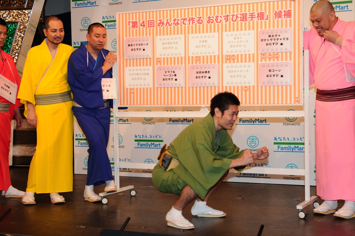 ギャグを披露する品川。