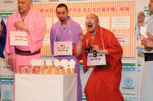 「ファミから」試食中のくまだまさし。