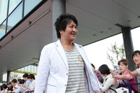 レッドカーペットを歩いて登場したスリムクラブ真栄田。