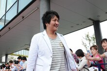 レッドカーペットを歩いて登場したスリムクラブ真栄田。