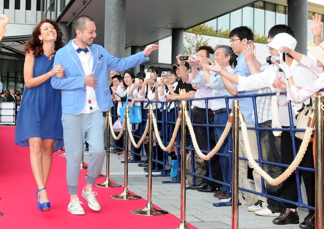 LiLiCoと腕を組んでレッドカーペットを歩いたスリムクラブ内間。