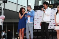 ステージ上でも仲睦まじい雰囲気を醸し出すLiLiCoと内間。