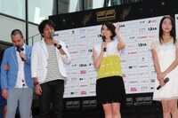 スペシャルゲストとして登場した政井マヤ（中央）。