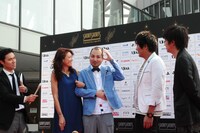 囲み取材の模様。内間はNGを出したことを明かし会場の笑いを誘った。