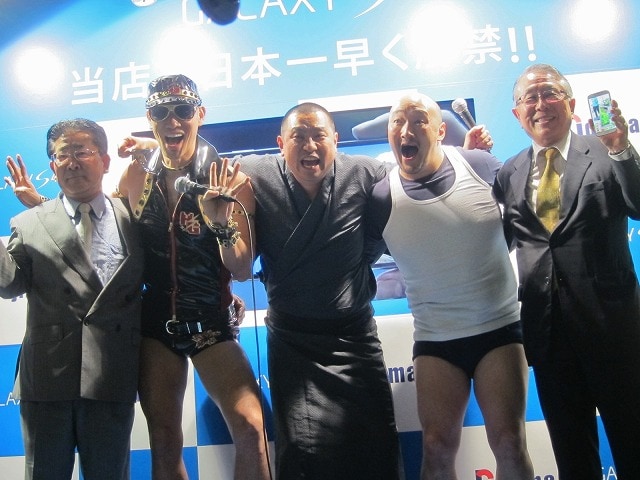 東京・ノジマ六本木店にて行われた「GALAXY S4」発売カウントダウンイベントに登場したレイザーラモンとくまだまさし。
