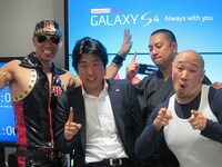 「GALAXY S4」契約者第1号の男性と記念撮影。