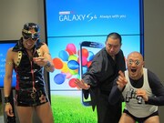 「GALAXY S4」を試しに来た人たちを楽しませるレイザーラモンとくまだまさし。
