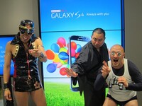 「GALAXY S4」を試しに来た人たちを楽しませるレイザーラモンとくまだまさし。