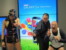 「GALAXY S4」を試しに来た人たちを楽しませるレイザーラモンとくまだまさし。