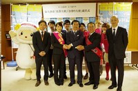 オール阪神「泉大津市名誉大使」、五十嵐サキ「泉大津市お祭り大使」2期目就任式。(c)吉本興業