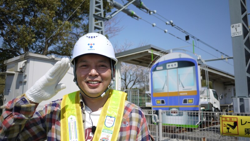 大の鉄道ファン・中川家礼二。ロケに出向き、鉄道に関するマニアックな情報を届ける番組「中川家礼二の鉄学の時間」に出演する。(c)よしもとクリエイティブ・エージェンシー